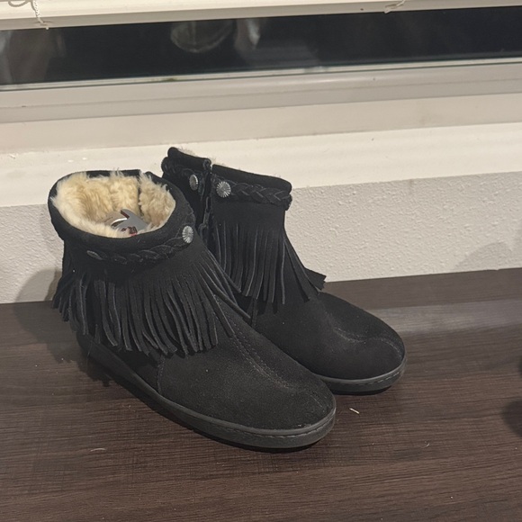 Minnetonka Black Fringe Ankle Booties - Picture 1 of 6